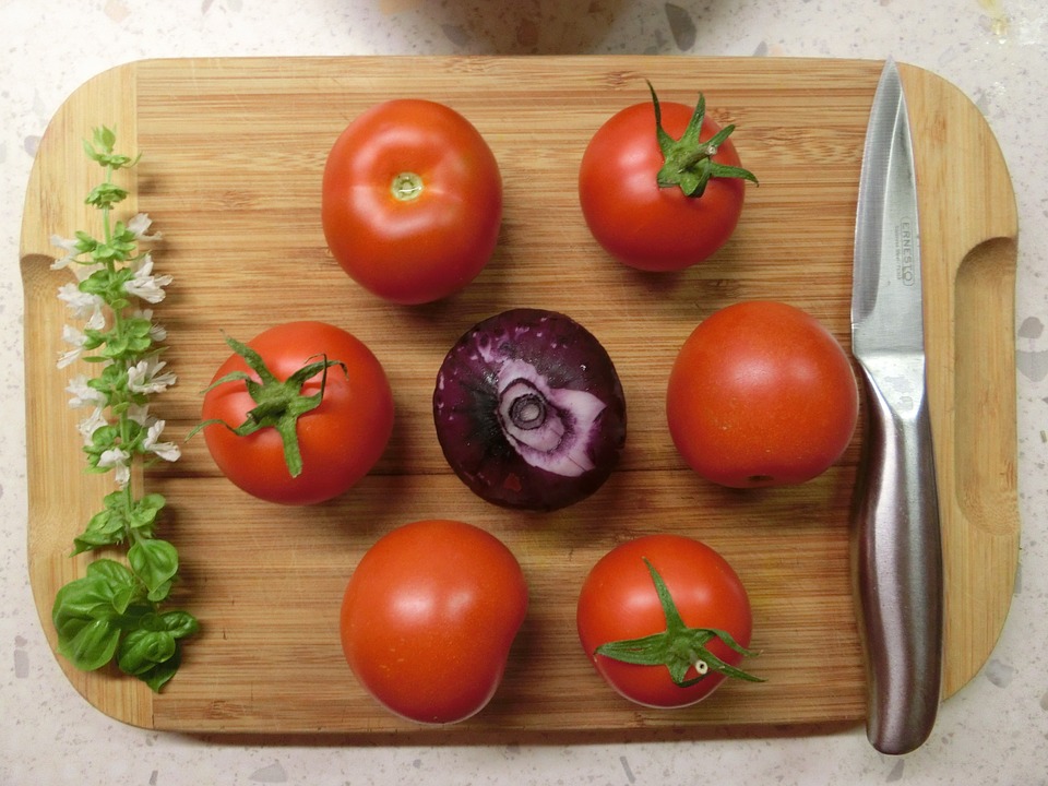 Can Cats Eat Tomatoes? (Are They Safe or Toxic?)