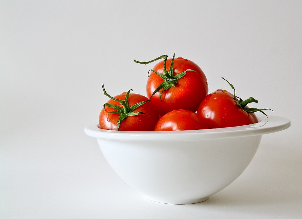 Are Tomatoes Safe for Cats? (What You Need to Know)